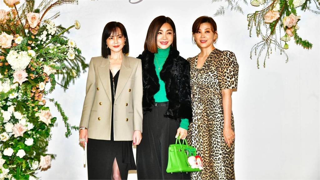 最美歐巴桑陳美鳳攜6位數行頭出席百萬婚禮！綠色柏金包一出場超搶鏡