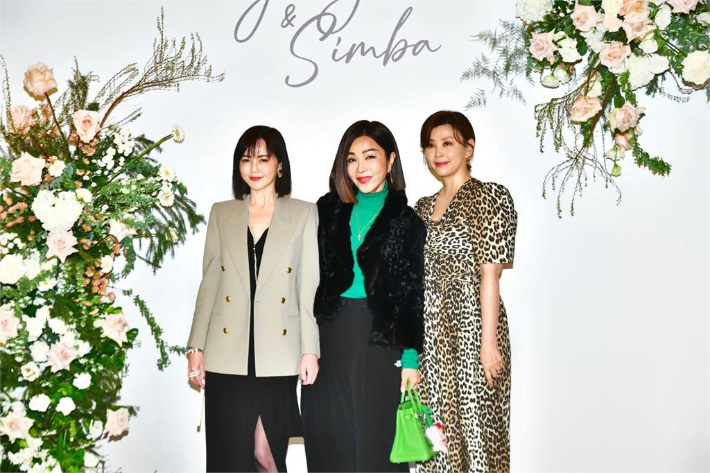 最美歐巴桑陳美鳳攜6位數行頭出席百萬婚禮!綠色柏金包一出場超搶鏡