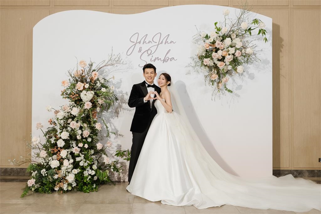 最美歐巴桑陳美鳳攜6位數行頭出席百萬婚禮!綠色柏金包一出場超搶鏡