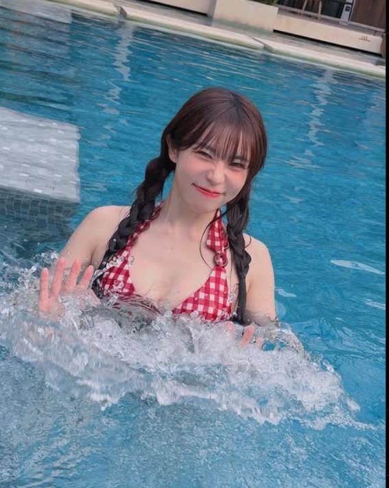 超兇「實況電競妹」濕身戲水全解鎖!前襟炸出「波濤洶湧」全場暴動