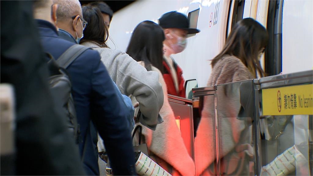 二二八連假返鄉出遊人潮擠爆月台　高鐵啟動分流