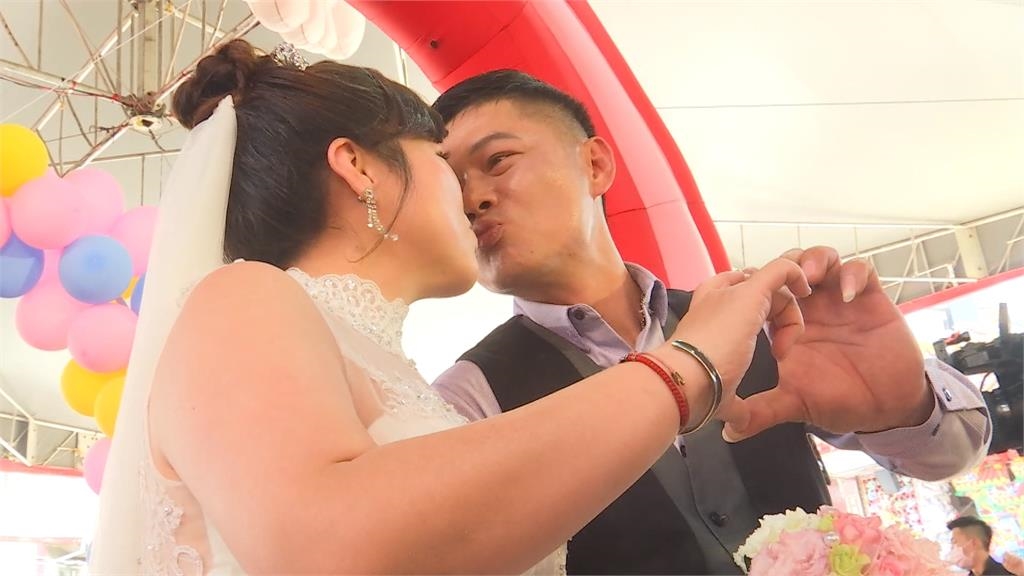 台中樂成宮舉辦第8屆集團婚禮 86對新人參與完成終身大事