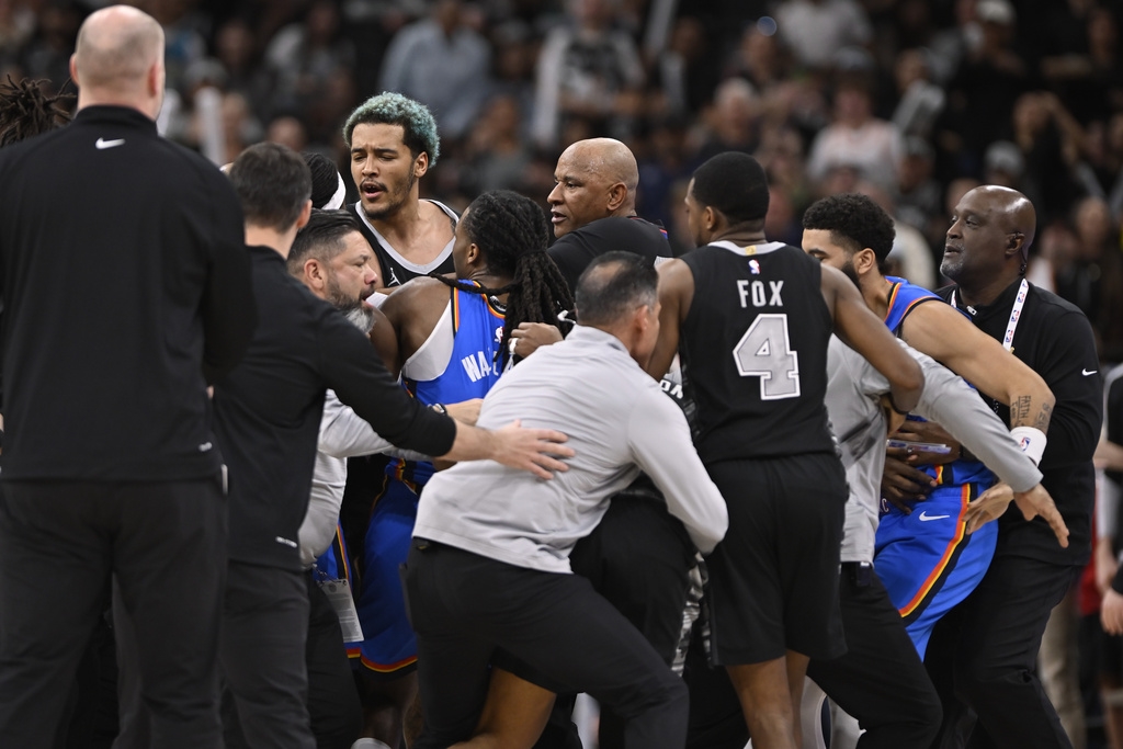 NBA(影)／馬刺和雷霆打架了！爆發口角激烈揮拳三名球員被驅逐出場