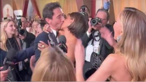 奧斯卡影帝后紅毯激吻 重現22年經典名場面