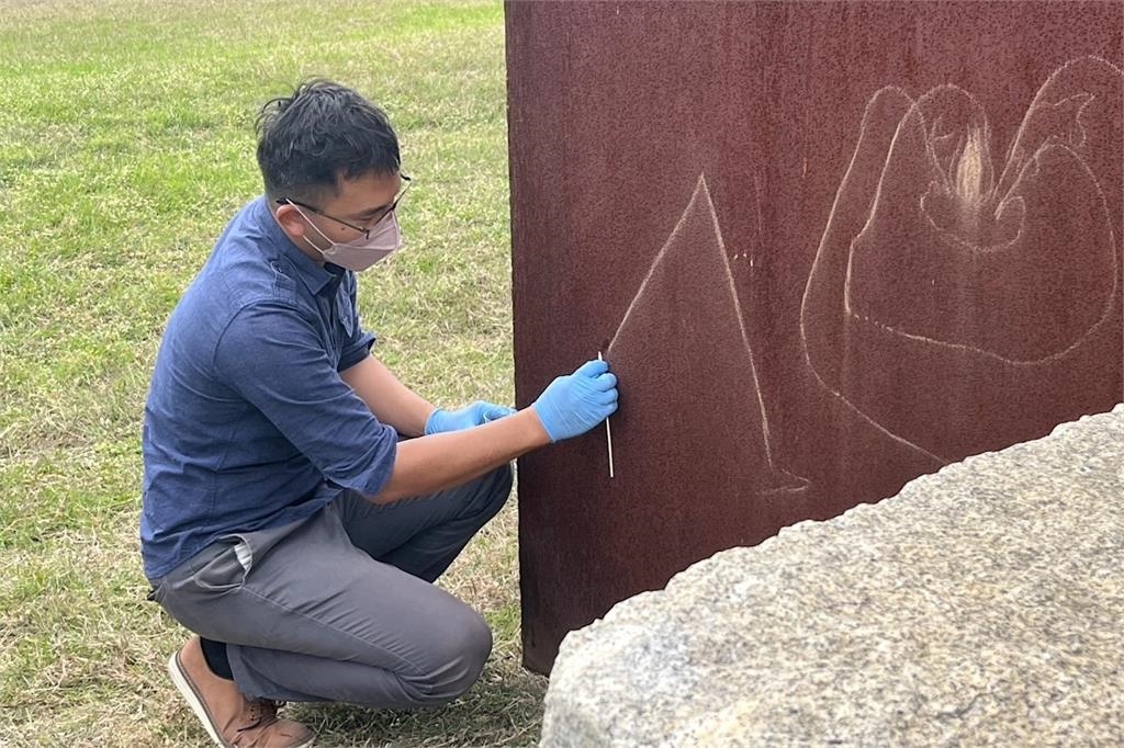 高美館公共藝術遭毀！　惡意塗鴉還簽名挨批：沒水準