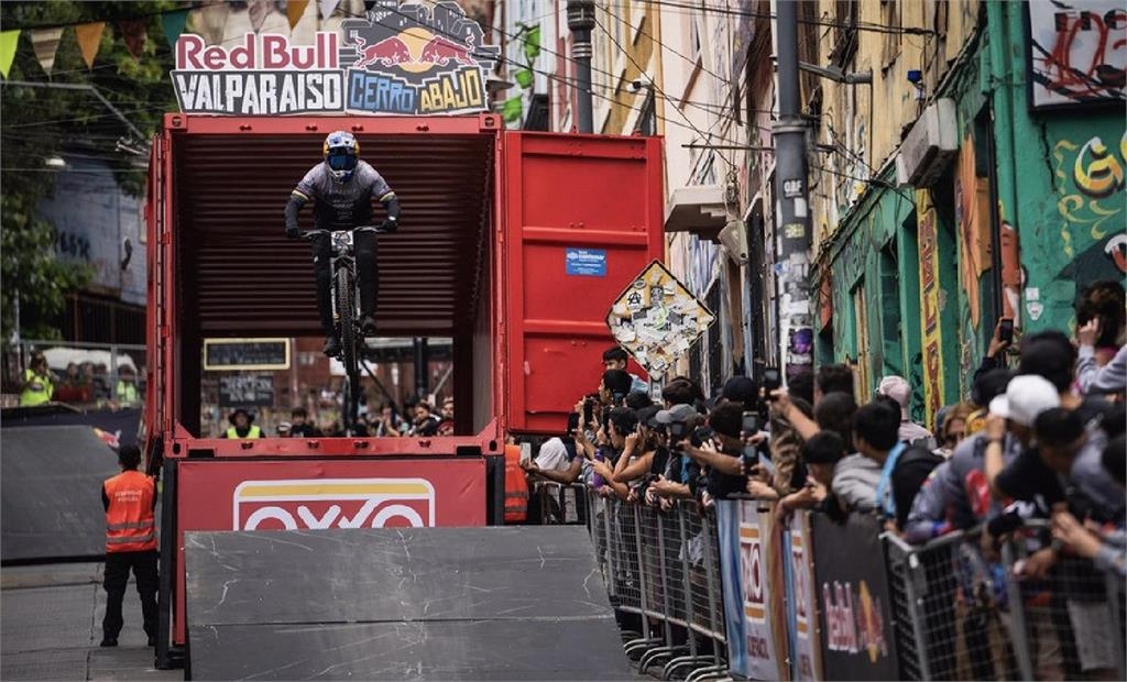 綜合(影)/Red Bull 智利都市下坡賽 「阿丹」江勝山成台將參賽第一人