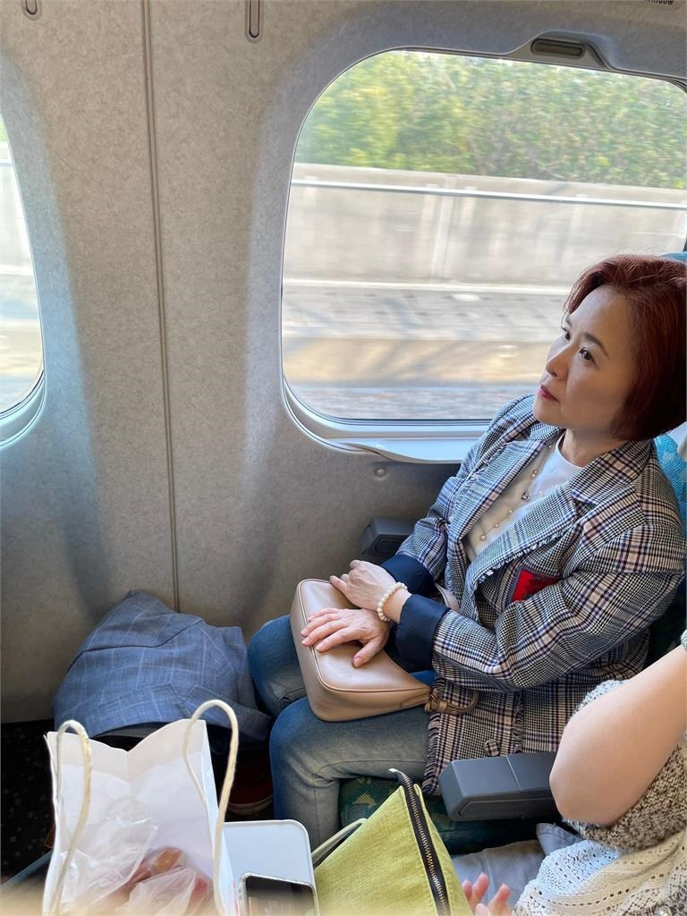 主持人楊月娥收假「擠不上自由座」!遭女乘客轟出高鐵…結局超展開