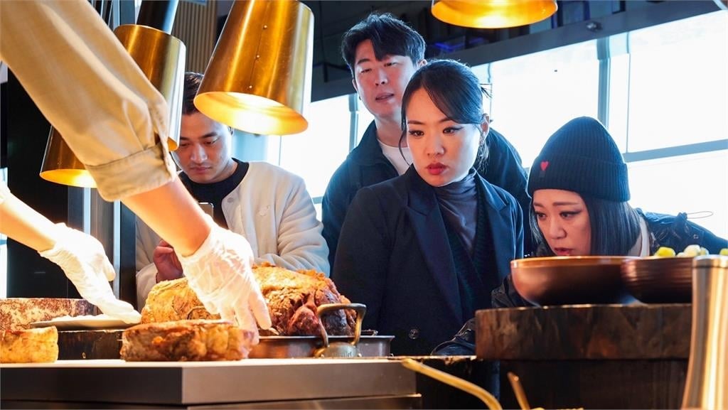 快新聞/「黑白大廚-白湯匙」鄭智善新技藝! 黃金21摺「小籠湯包」7秒半挑戰過關