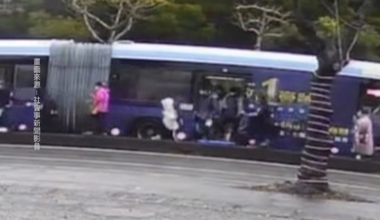 台中雙節公車故障爬坡難 中途下放乘客走分隔島換車