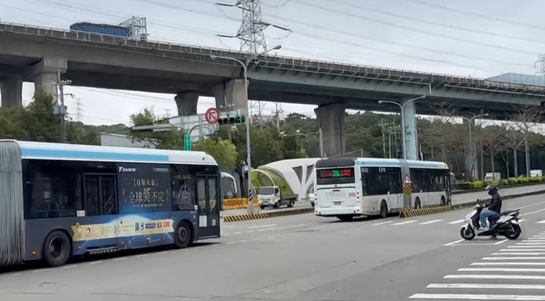 台中雙節公車故障爬坡難 中途下放乘客走分隔島換車