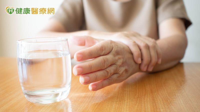 從無力拿筷到成功舉杯！男中風患者　復健搭配經顱磁刺激治療突破困境