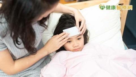 小孩燒太久會燒壞腦？嬰兒長牙就發燒？家長必看的兒童發燒迷思破解