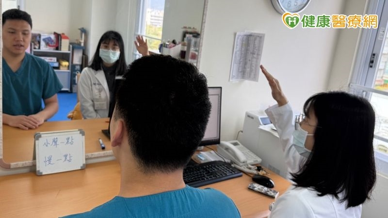 30歲男聲音沙啞竟是聲帶長繭！　醫揭「治療方式」恢復嗓音