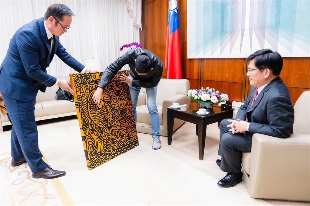 兩魚相擁情更濃！吳品諭以台帛國寶魚創作 林佳龍：實現人人都是外交官