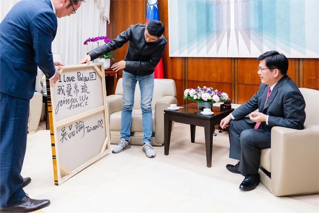 兩魚相擁情更濃！吳品諭以台帛國寶魚創作 林佳龍：實現人人都是外交官