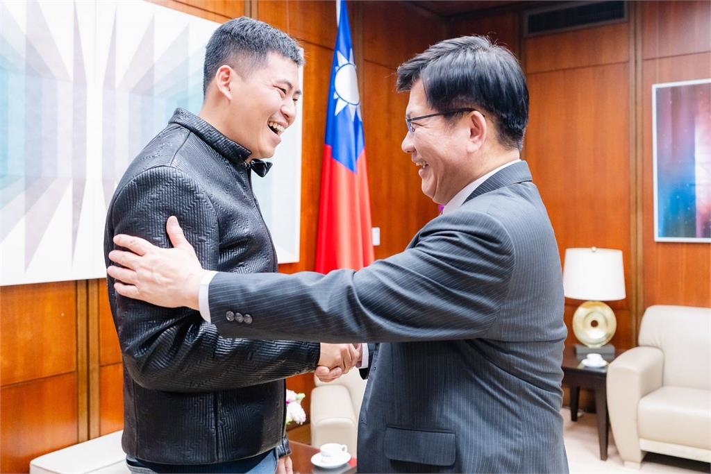 兩魚相擁情更濃！吳品諭以台帛國寶魚創作 林佳龍：實現人人都是外交官
