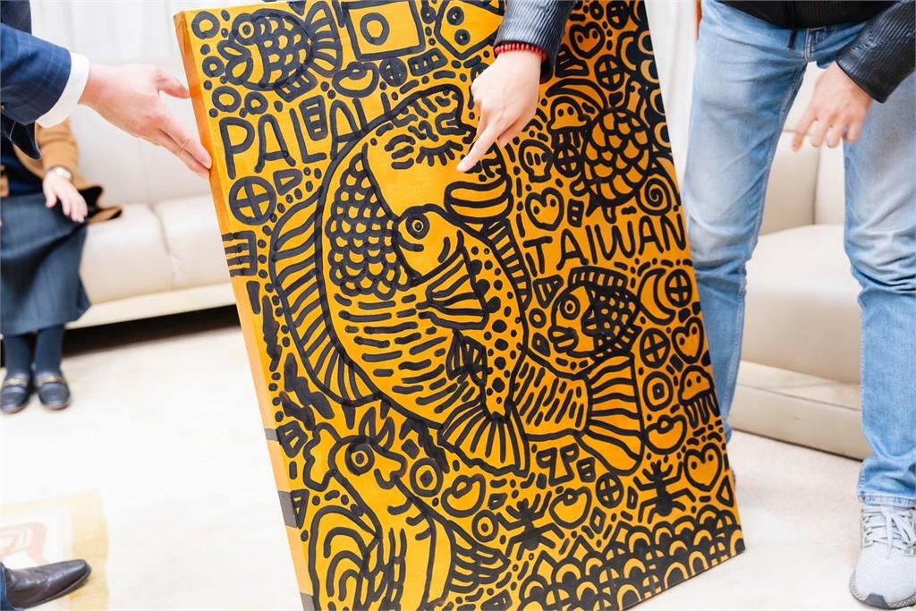 兩魚相擁情更濃！吳品諭以台帛國寶魚創作 林佳龍：實現人人都是外交官