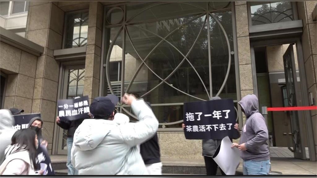 茶農被欠八千萬 赴郭台銘家丟雞蛋 茶農被欠八千萬 赴郭台銘家丟雞蛋