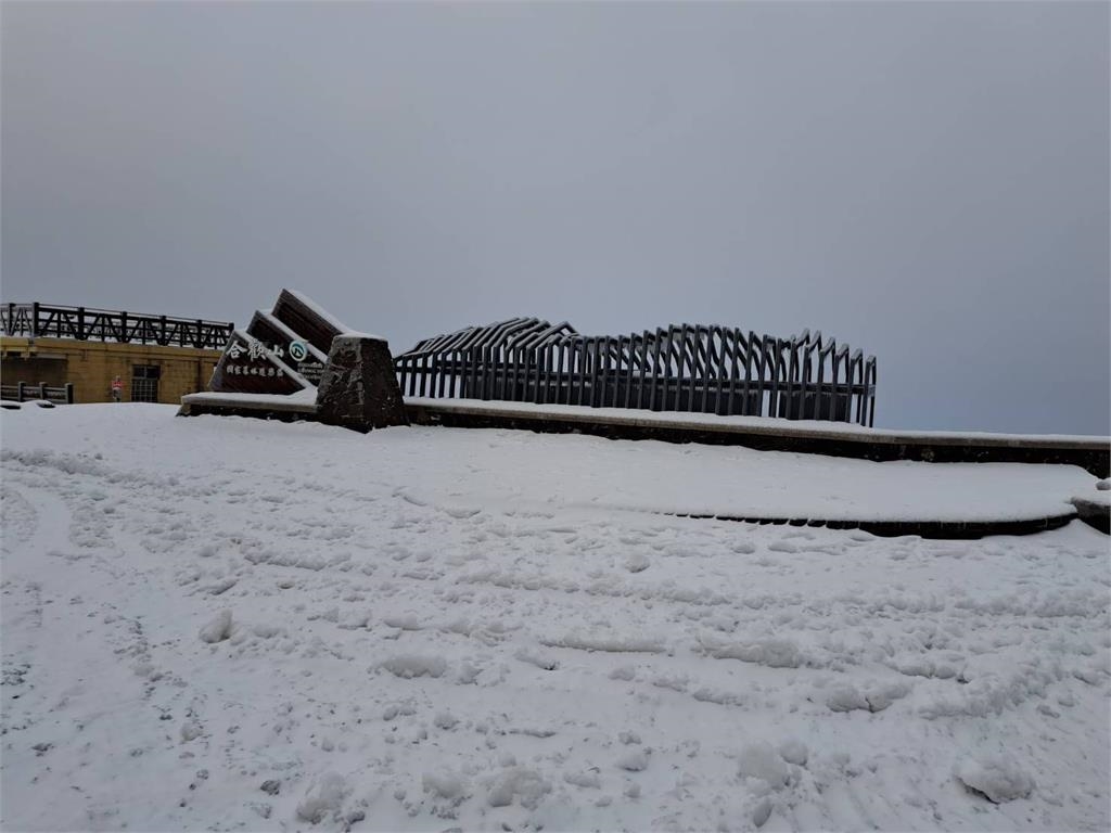 快新聞／合歡山大雪「絕美銀白世界曝光」　民眾追雪嗨喊：值回票價