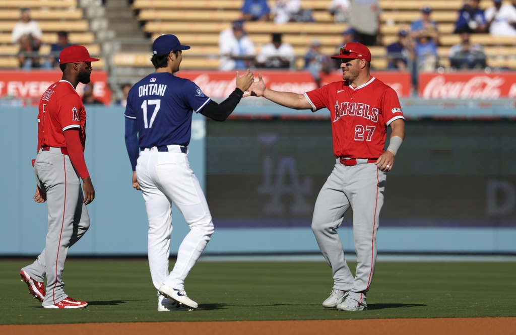 MLB(影)/大谷、「神鱒」相見歡!開心相擁合影留念