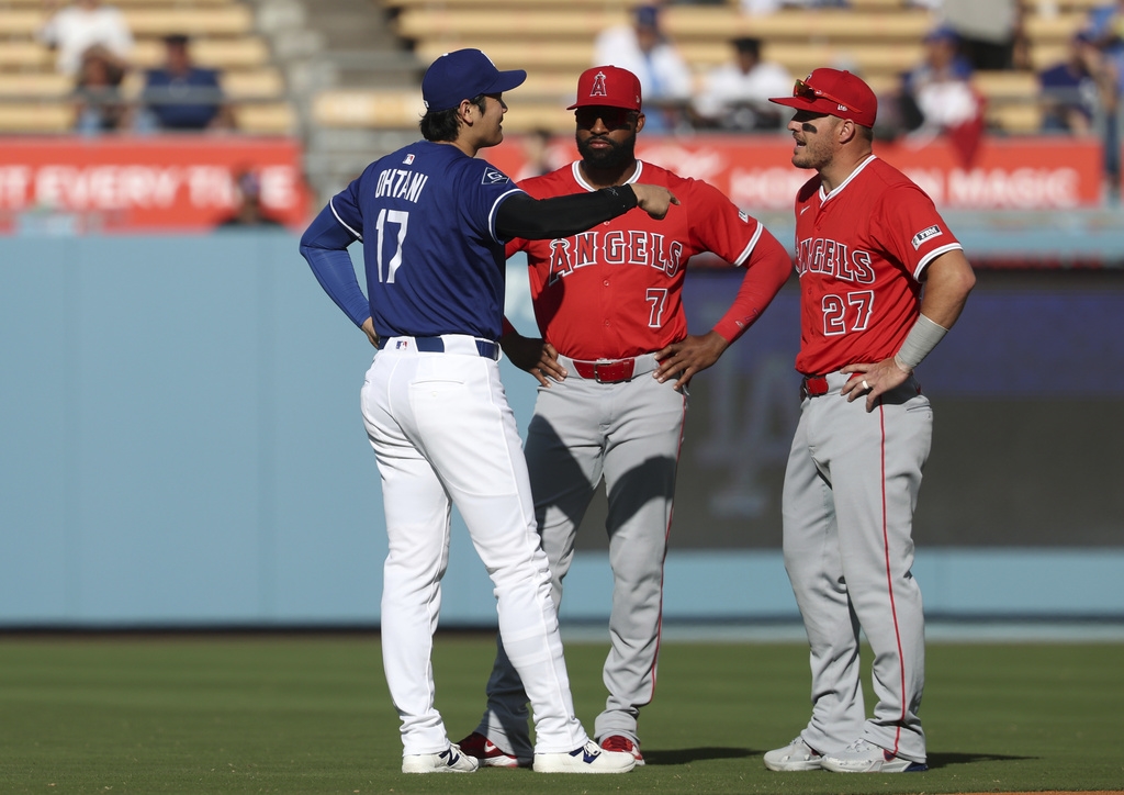 MLB(影)/大谷、「神鱒」相見歡!開心相擁合影留念