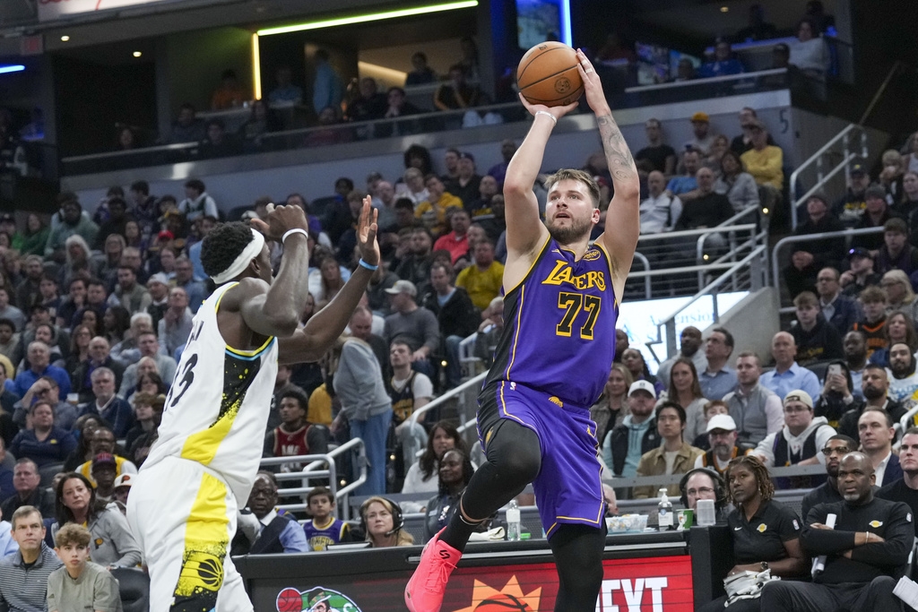 NBA(影)/40歲老詹無極限! 巧手補籃絕殺溜馬也讓自己的NBA紀錄不中斷