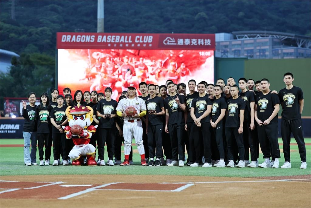 中職/味全龍開幕戰熱血登場 HBL雙冠球隊蒞臨見證棒球交流