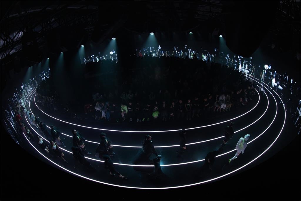 民西潮報／從跑道跨到伸展台！聽奧田徑國手許樂登上海時裝週：活出快樂自我