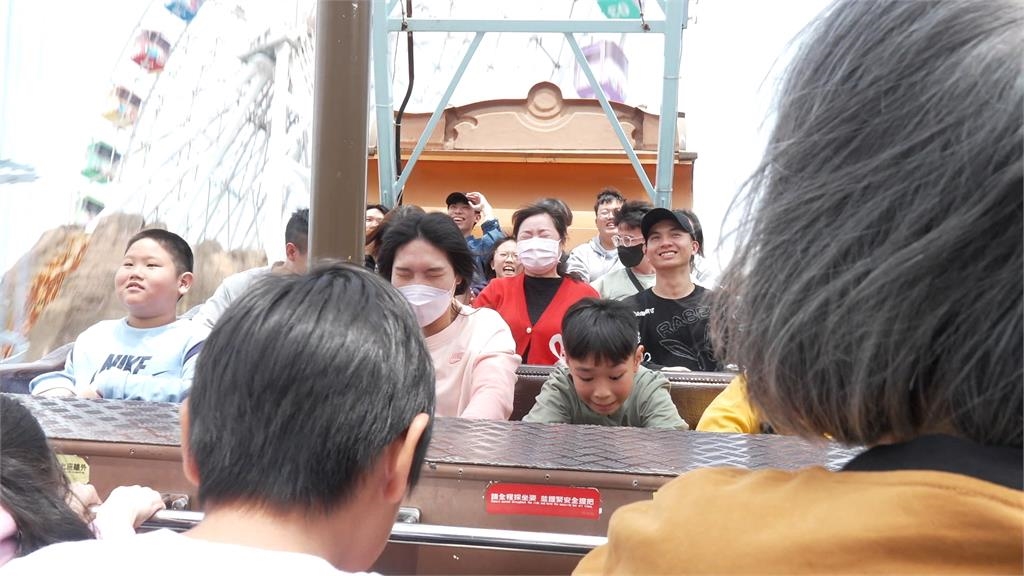 今天兒童最大!連假第二天兒童節樂園大排長龍