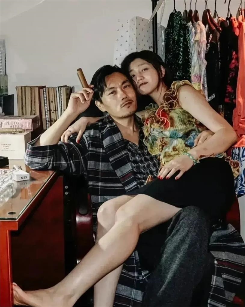 老公遭傳搭上陳妍希「坐大腿照瘋傳」！伊能靜不忍「甩出鐵證」出手了