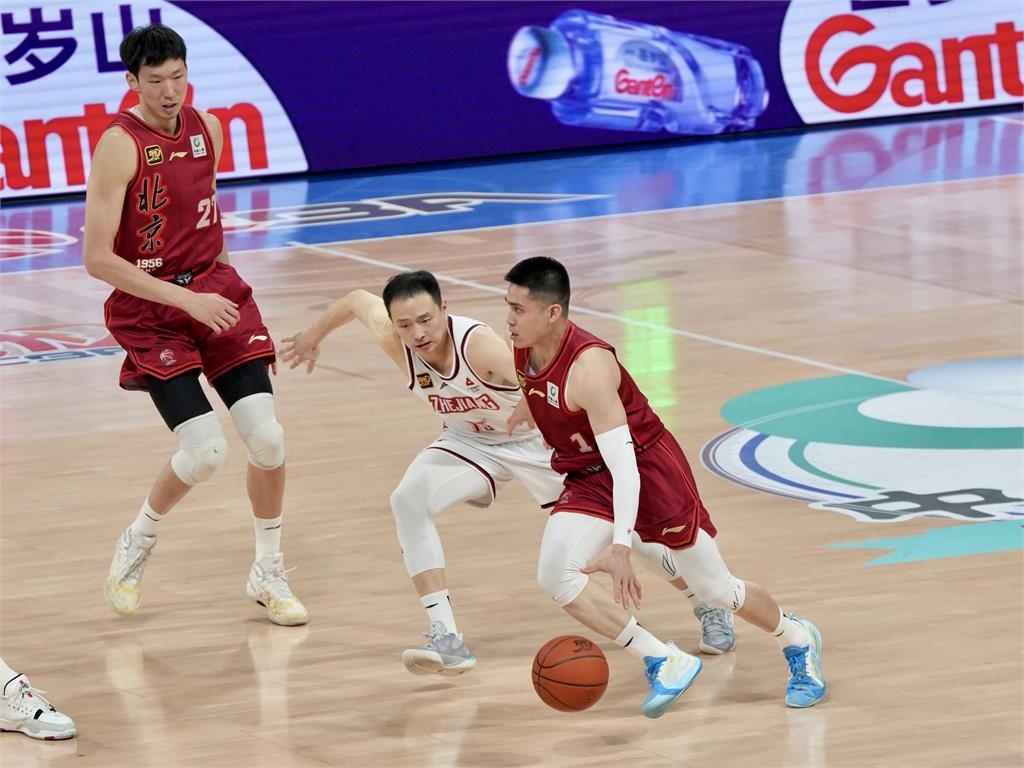 CBA／CBA掀起台式應援旋風！啦啦隊女孩李宏薪和「台灣隊長」陳盈駿相見歡