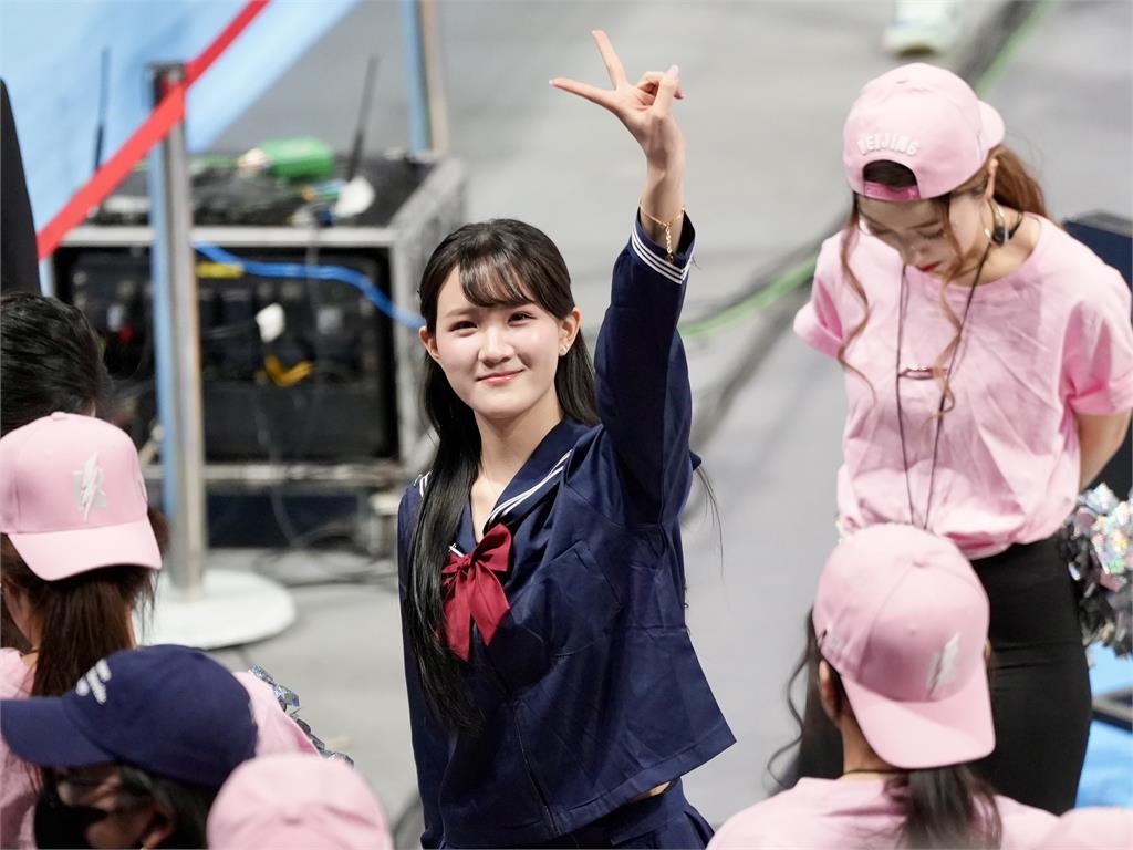 CBA／CBA掀起台式應援旋風！啦啦隊女孩李宏薪和「台灣隊長」陳盈駿相見歡