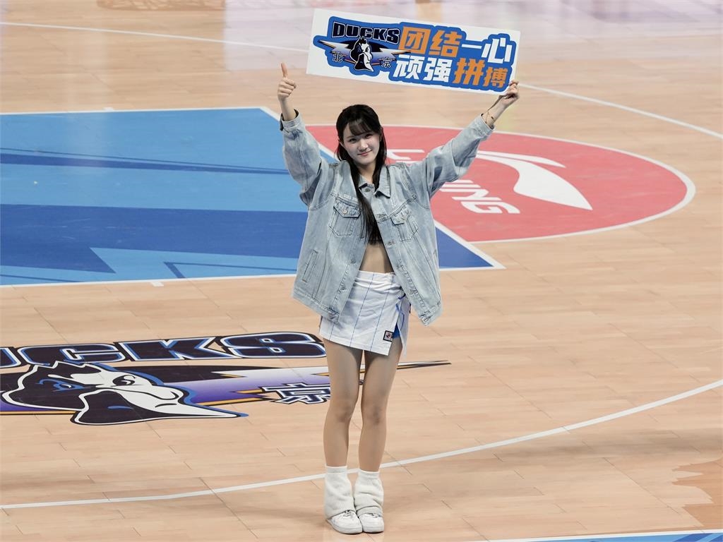 CBA／CBA掀起台式應援旋風！啦啦隊女孩李宏薪和「台灣隊長」陳盈駿相見歡