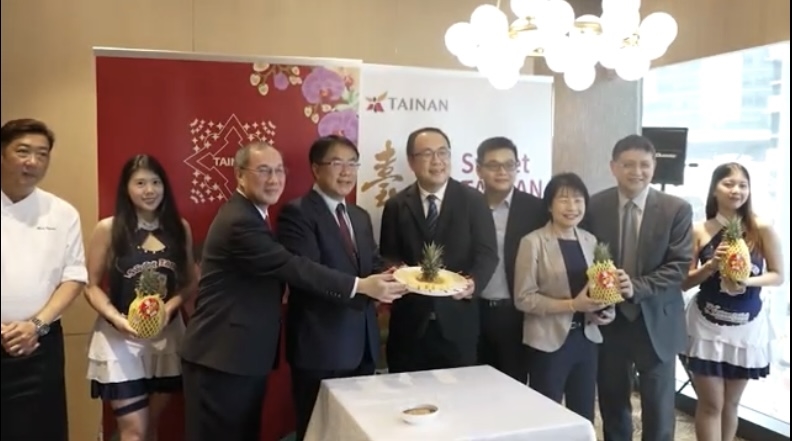 黃偉哲新加坡行銷鳳梨  成功上架新加坡大型連鎖超市