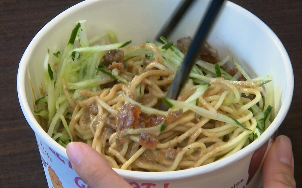  萬華「三小時」涼麵爆紅！凌晨排隊秒殺…當地人驚：這是凌晨嗎？