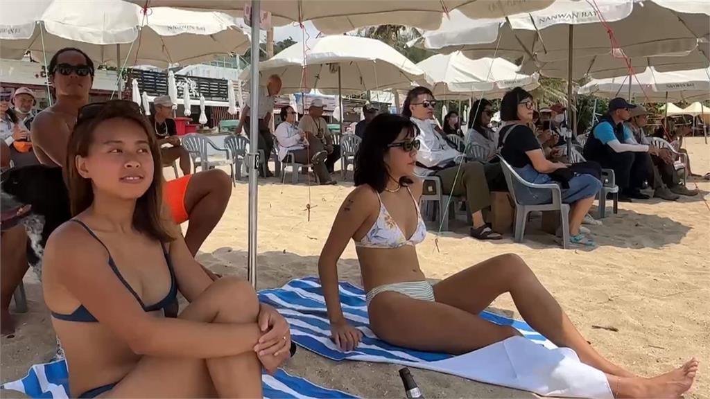 墾丁南灣沙灘嘉年華會　清一米白色陽傘典雅登場