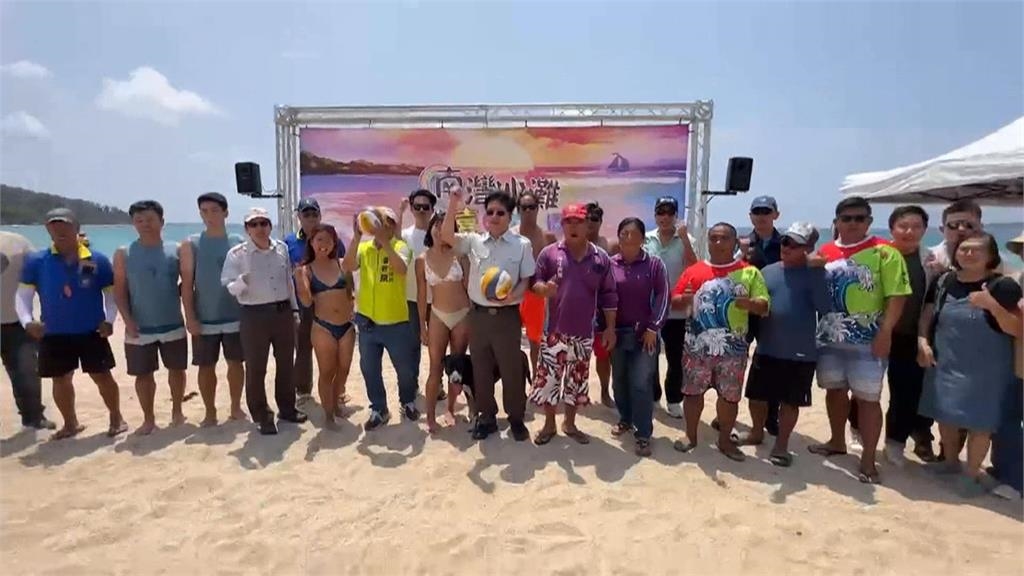 墾丁南灣沙灘嘉年華會 清一米白色陽傘典雅登場