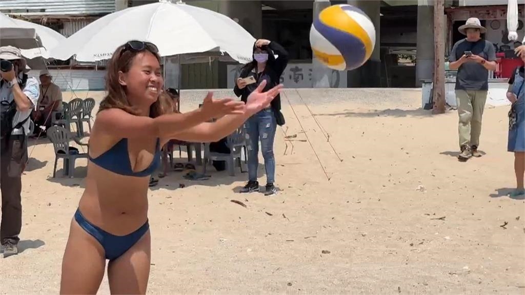 墾丁南灣沙灘嘉年華會 清一米白色陽傘典雅登場