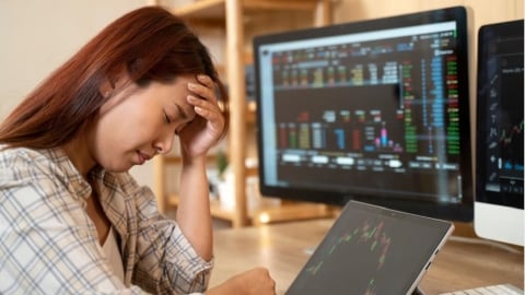 一看盤就胸悶、冒冷汗? 恐是大腦「撐太久」扛不住了! 醫教4招關掉焦慮情緒