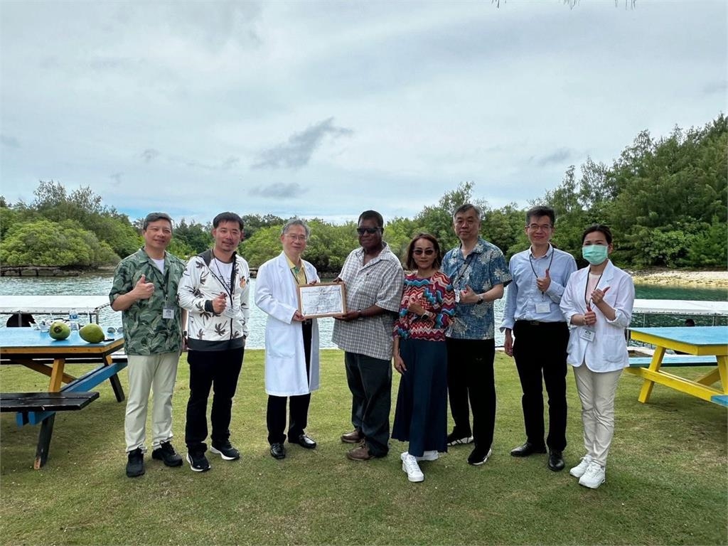 快新聞／讓世界再次看見台灣！　新北醫師公會攜手輔大深入帛琉義診