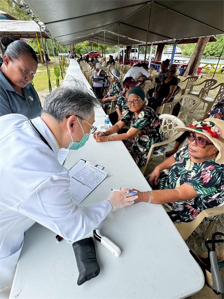 快新聞／讓世界再次看見台灣！　新北醫師公會攜手輔大深入帛琉義診