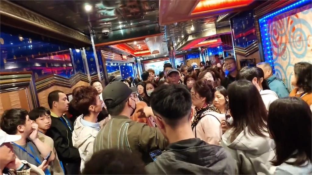 "歌詩達沙倫娜號"郵輪故障滯留那霸 旅客組自救會抗議