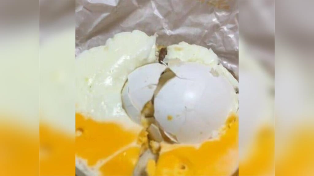 嚇！中和麥當勞「漢堡內夾完整蛋殼」　業者、新北衛生局說話了