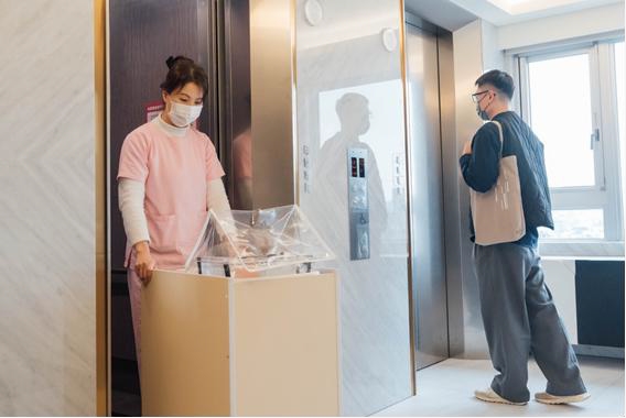 全力預防新生兒染流感! 月子中心竟普發隔離衣,出入檢查「比新冠時期更嚴格」