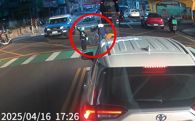 2童過馬路「舉手30秒求停讓」遭10車無視！無奈返回人行道　畫面惹怒全網