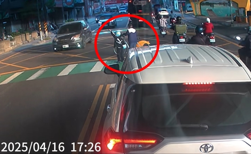 2童過馬路「舉手30秒求停讓」遭10車無視！無奈返回人行道　畫面惹怒全網