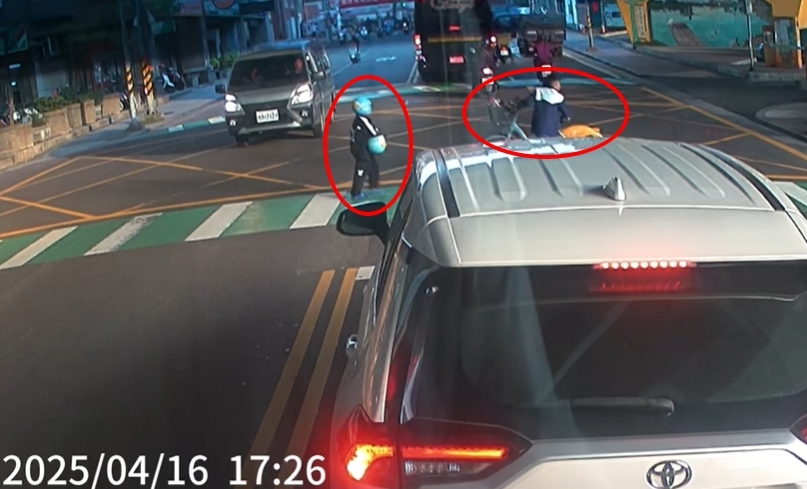 2童過馬路「舉手30秒求停讓」遭10車無視！無奈返回人行道　畫面惹怒全網