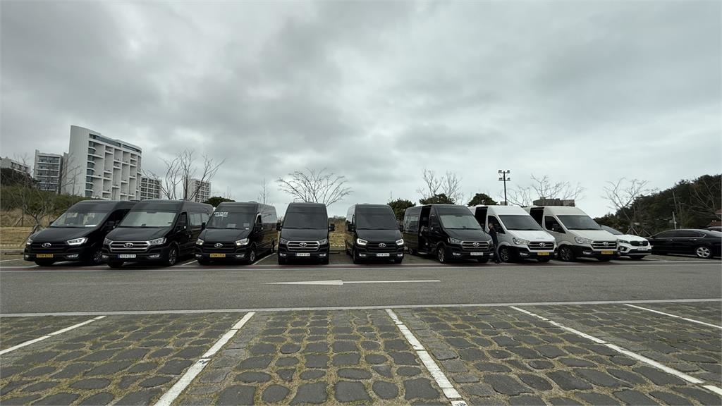 沒尾牙真相曝!9台保母車接機、燒肉店全包場 闆妹帶百人韓國旅狂寵員工