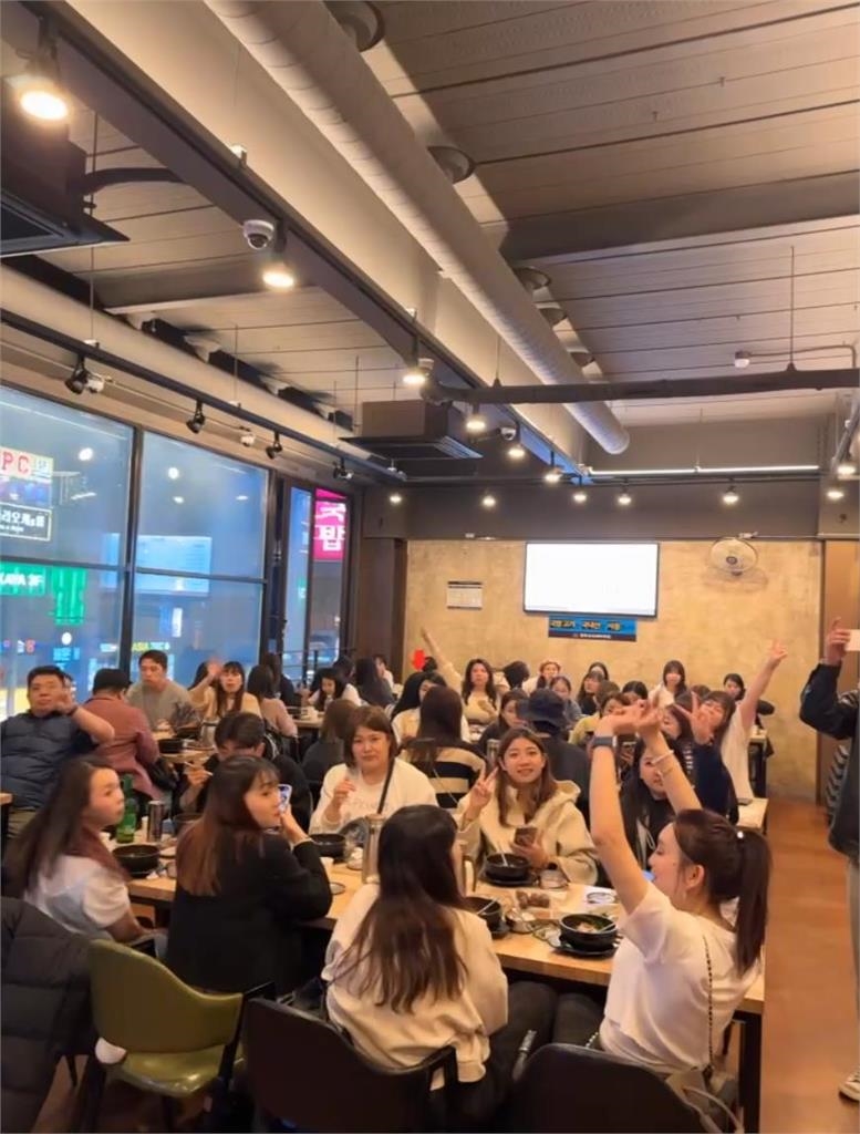 沒尾牙真相曝!9台保母車接機、燒肉店全包場 闆妹帶百人韓國旅狂寵員工