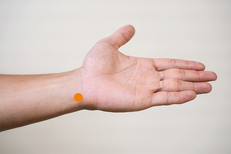 股市震盪不再心慌慌! 中醫3穴位輔3茶飲快速緩解鬱悶